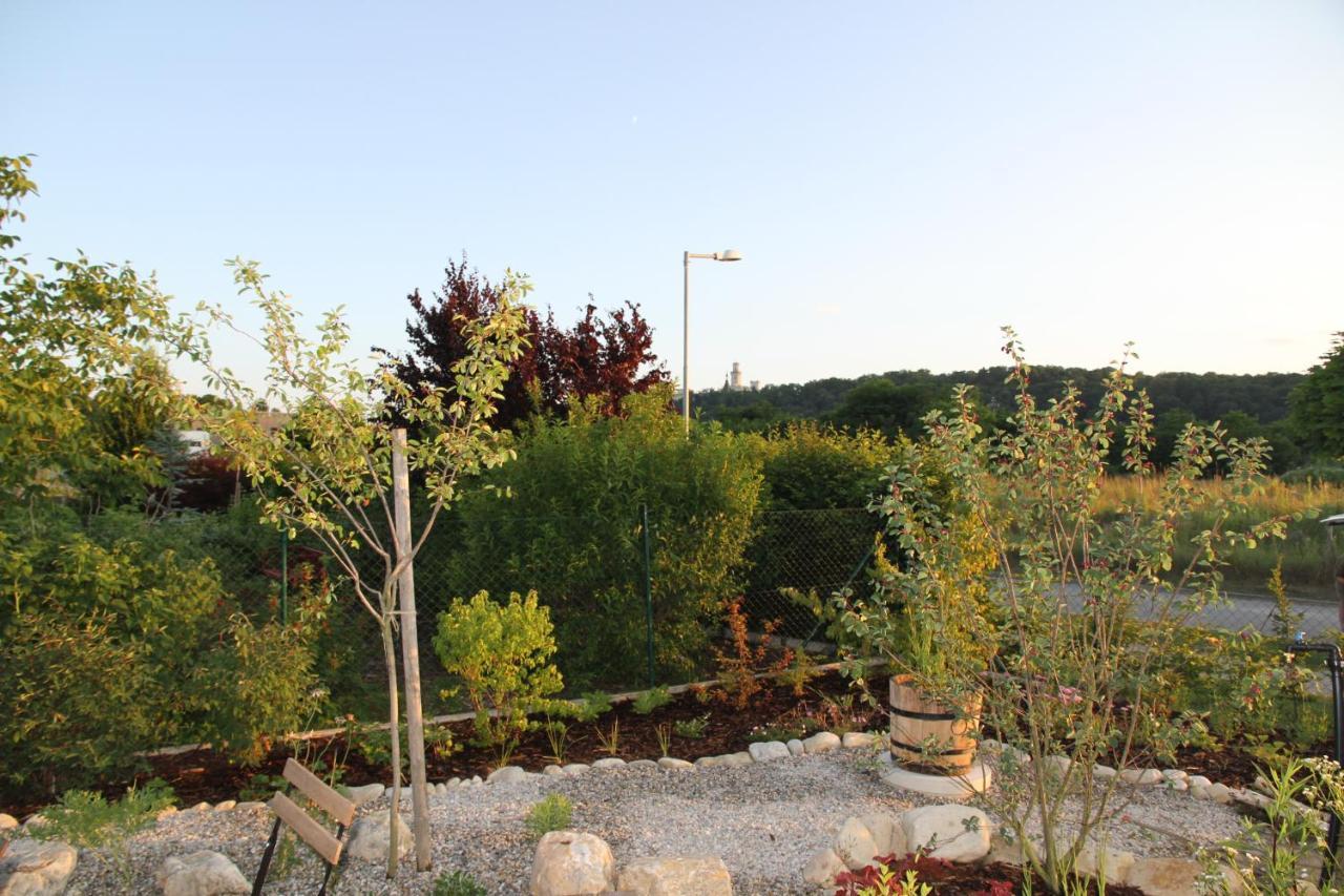 Apartmany Hluboka Nad Vltavou S Vyhledem Na Zamek Exterior photo